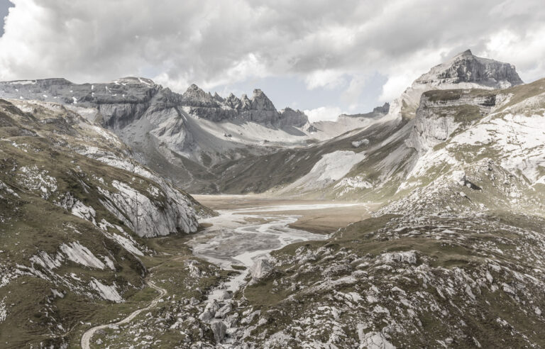 Herbstliche Landschaftsaufnahme des Segnesboden mit Gebirgszug im Hintergrund