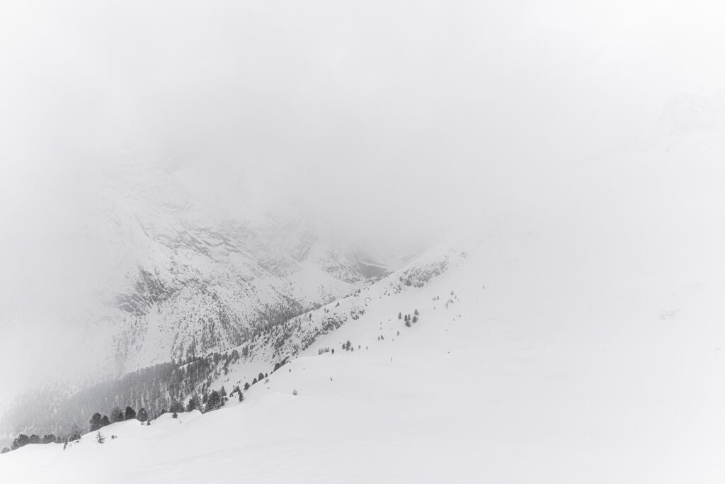 Winterliche Berglandschaft im Nebel